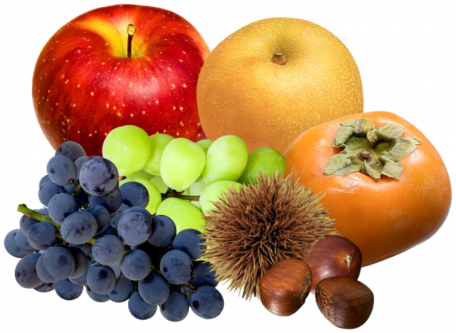 栗と梨・ぶどう・柿など、秋のフルーツを並べたナチュラルな雰囲気の写真。栗に合うフルーツの組み合わせをイメージしたイメージビジュアル。