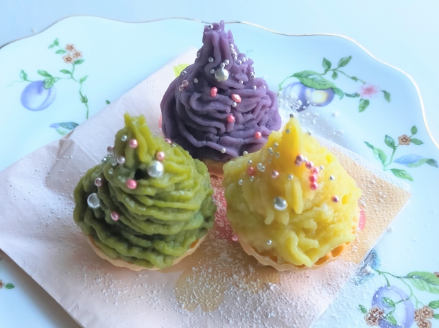 クリームの色合いを変えたカラフルなモンブランを並べて、印象の違いを表した画像