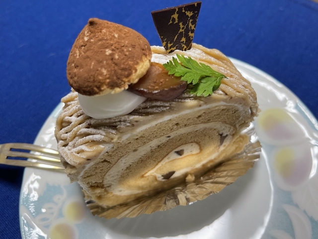 カットしたモンブランロールケーキ