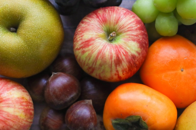 栗と栗に合うフルーツを並べた写真。