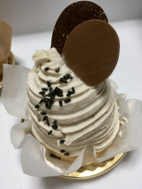 モノトーンのモンブランケーキ