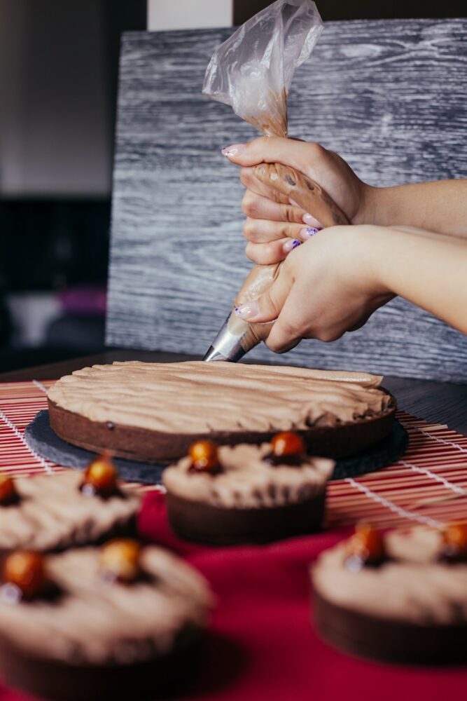 ケーキのクリームを絞る職人