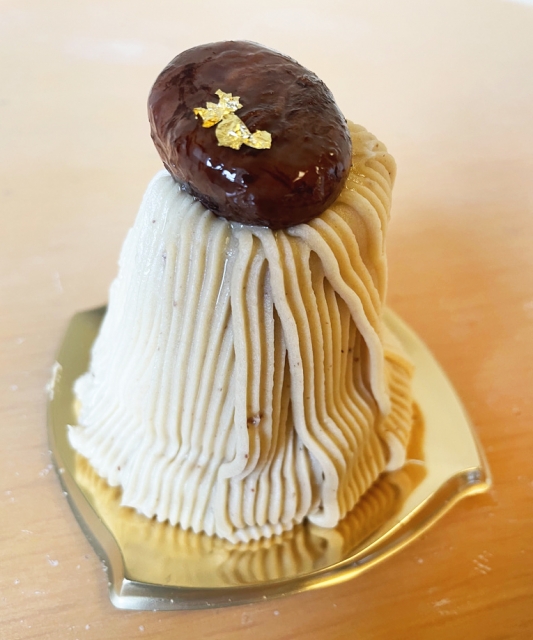金箔をかけたモンブランケーキ