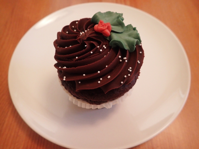 シュガーパールをかけたモンブランケーキ