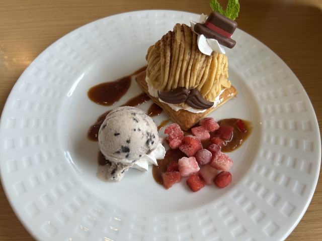 クリームの絞り方とトッピングの配置で全体のバランスを整えたモンブランケーキ