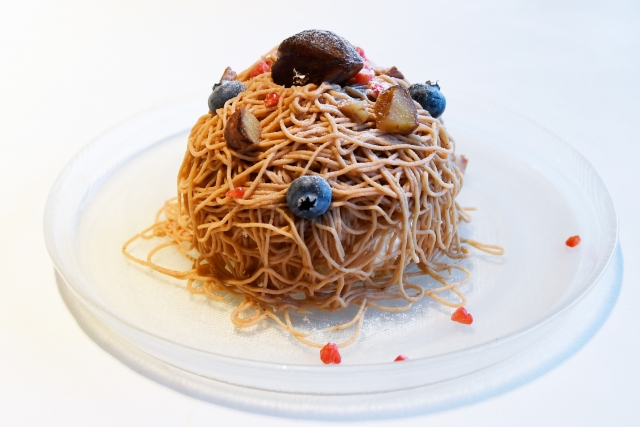 トッピングで仕上げをしたモンブラン