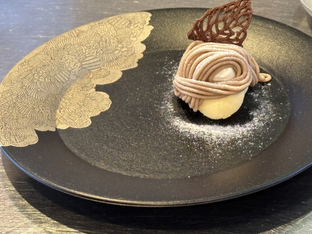 プレートの余白を活かして上品に盛り付けられたモンブランケーキ