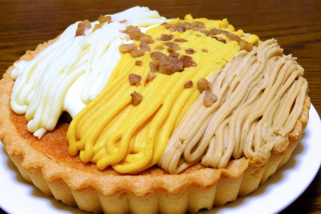 複数の色のクリームを組み合わせて絞ったデザイン性の高いモンブランケーキ